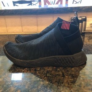 These are nmd R1 primkit they are pink and black.